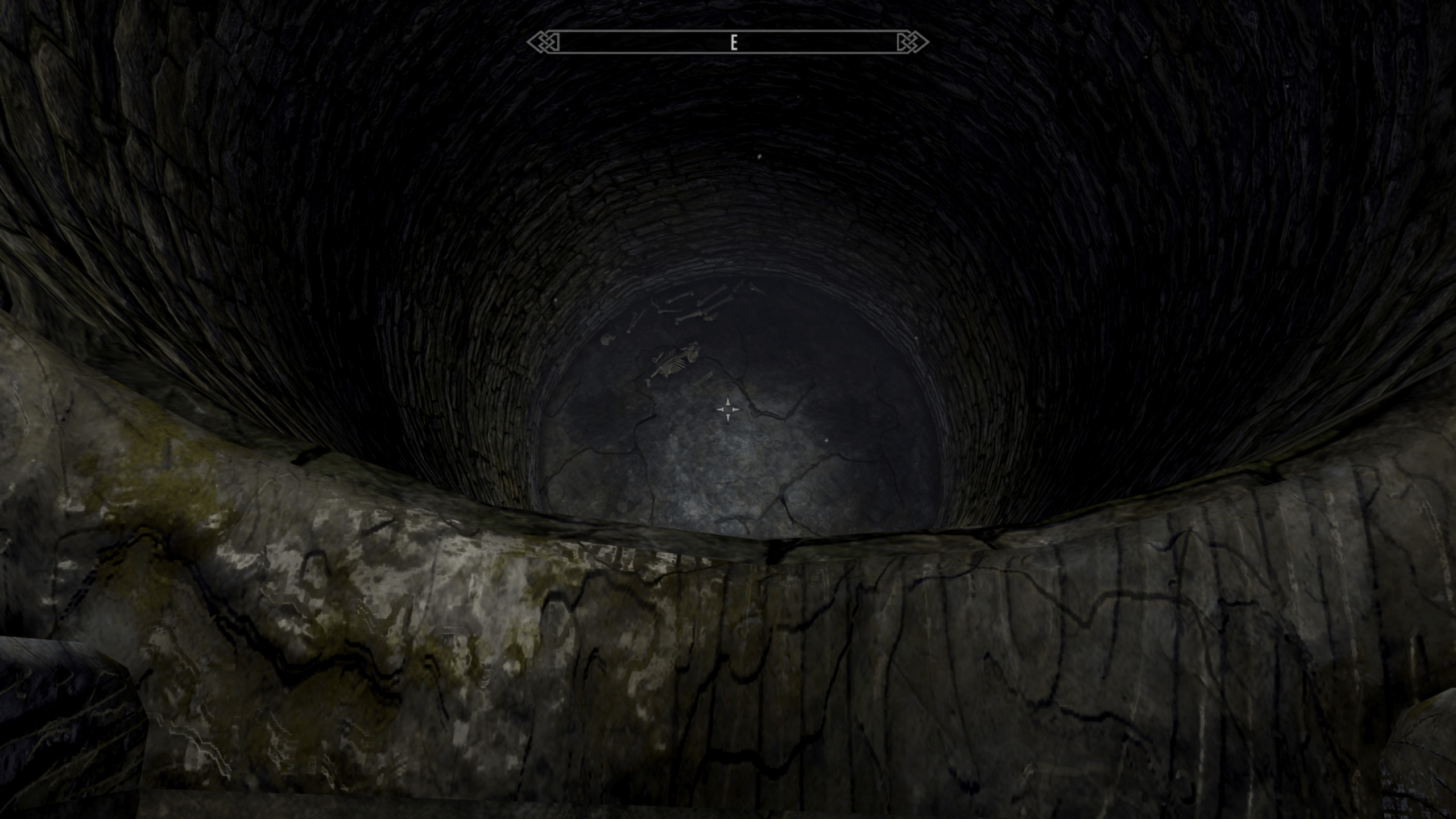 奥の部屋で円状の穴に落下する