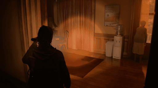 トロフィールームの女性に近づく