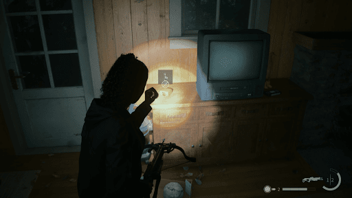 チャームは向かいの家の中