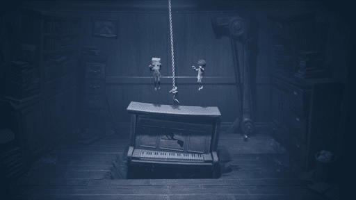 ピアノの上に乗りジャンプする