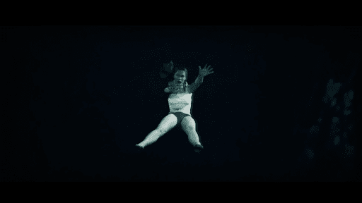 アリスが闇の存在にさらわれてしまう