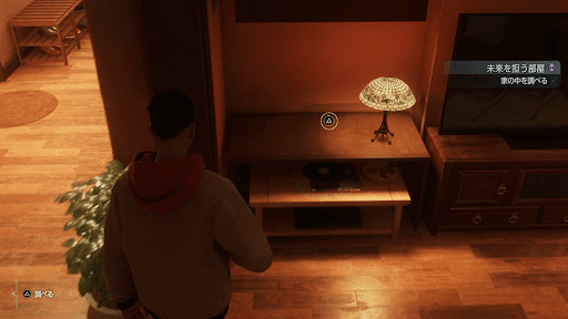 リビングでレコードを調べる