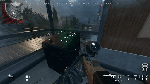 北西にあるバンカーのドアを開ける