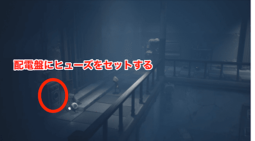 配電盤にヒューズを取り付ける