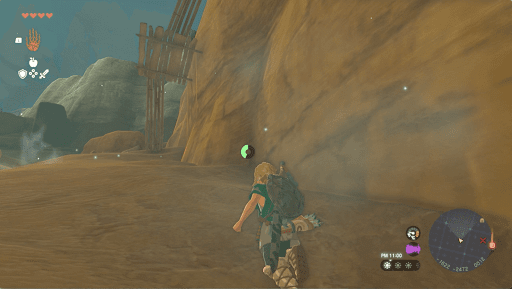 ④壁沿いの木の足場を登っていく