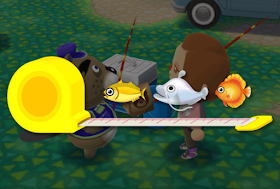 ベント主催者に大会の魚を渡す