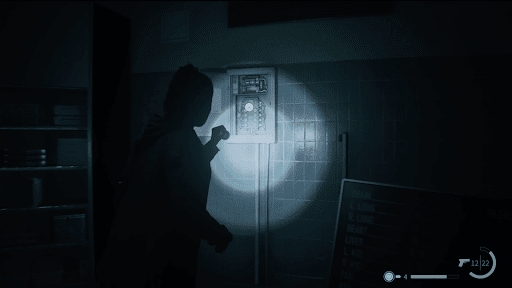 検死室の奥の発電機にヒューズをはめる