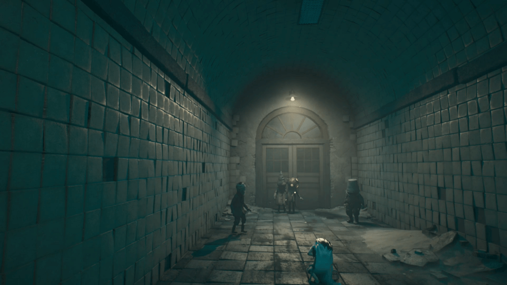 扉を調べると女の子が倒れる