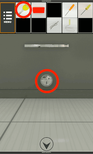 GarageHouse_キッチン_棚の下段を拡大_鍵で開ける