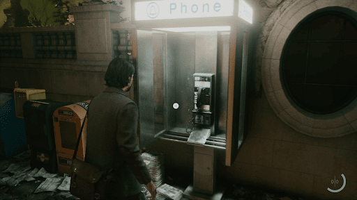 外に出て公衆電話に出る