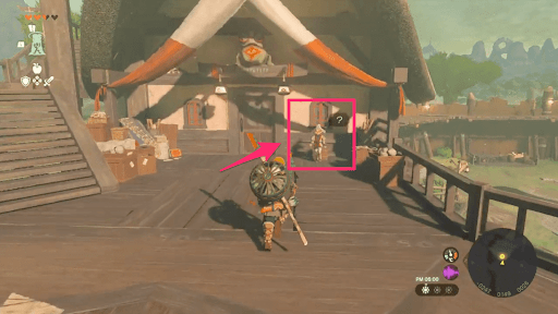 建物を覗いている少女に話しかける